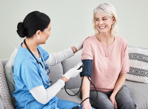 Profissional de saúde medindo pressão arterial em mulher